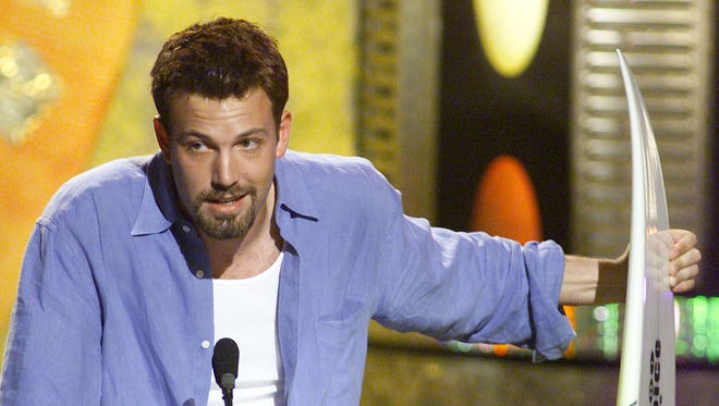 He opts for a casual dressed down look as he receives the Choice Movie Actor award at the Teen Choice Awards on Aug. 12, 2001.