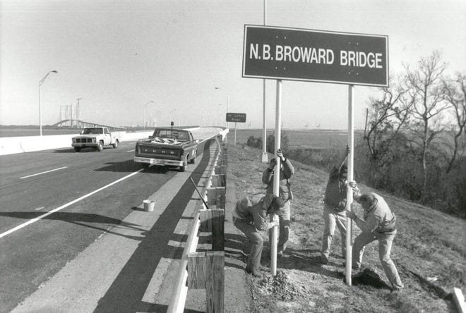 March 10, 1989: Crews with JTA, Wm. N. Rese Co., and Lynette and Co. Road and Bridge Construction erect the N.B. Broward Bridge sign on the south approach to the bridge, shortly before opening ceremonies. [Dennis Hamilton, The Florida Times-Union]