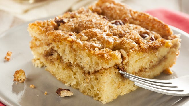 Quick coffee cake (directions) • Total time: 40 minutes Preheat oven to 350 ° F. In a large mixing bowl, combine the oil, eggs, vanilla, and milk. In a separate bowl, whisk together the sugar, flour, baking powder, and salt. Whisk the flour mixture into the milk mixture. Pour half the batter into a lightly greased 9x13-inch pan. In a small bowl, combine the brown sugar and cinnamon. Sprinkle half of the mixture on top of the batter. Top with the remaining batter and then sprinkle the rest of the sugar mixture on top. Drizzle the melted butter evenly over the top of the cake. Bake for 25-30 minutes.