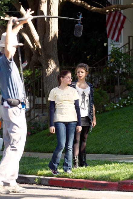 Hyland and Ariel Winter, her on-screen little sister, were photographed shooting a scene for Season 3 of " Modern Family. "