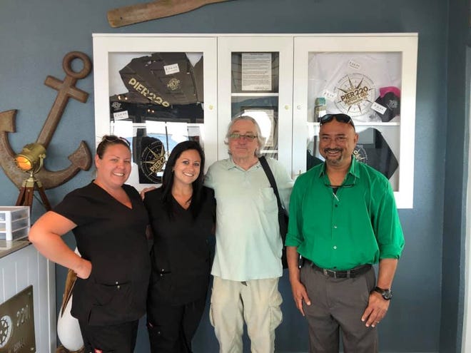 Surprise guest! Oscar winner Robert De Niro had lunch at Pier 220 in Titusville. He's shown with Jessica Burroughs, Dr. Sachin Shenoy, and Danielle Van Wart.