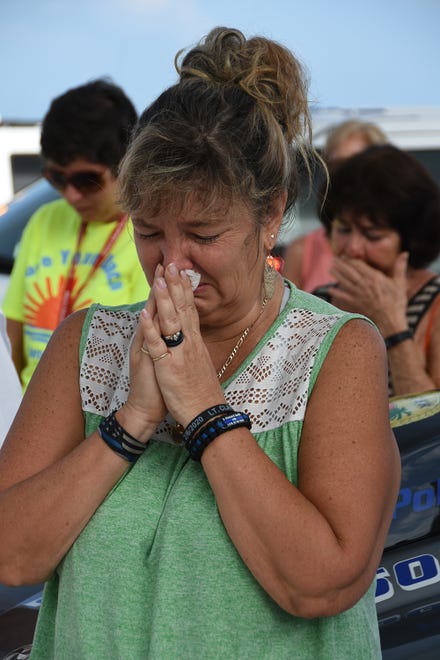 Lisa Smith, Clayton's widow, had smiles and tears during the ceremony. Dozens of police officers and supporters gathered at South Beach on Sunday morning to commemorate a memorial bench in honor of the late MIPD Lt. Clayton Smith.