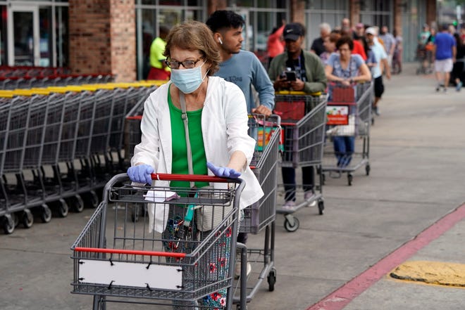 H-E-B grocery stores require customers wear masks.