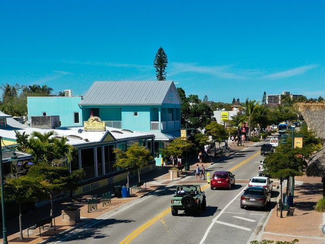 Ocean Boulevard – lined with restaurants, bars and shops – is the main strip through Siesta Key Village.