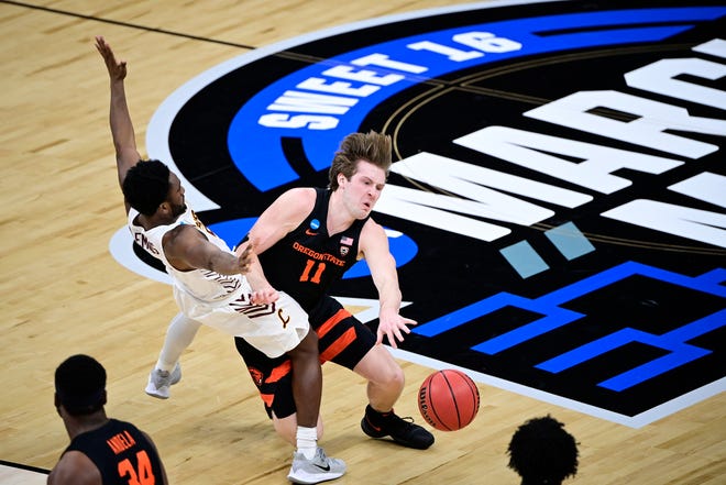 Sweet 16: Oregon State Beavers guard Zach Reichle (11) passes the ball against Loyola-Chicago Ramblers guard Keith Clemons (left)  in the first half during the 2021 NCAA Tournament at Bankers Life Fieldhouse on March 27, 2021. Oregon State won 65-58.