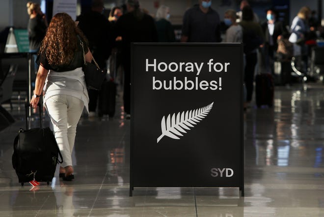 The trans-Tasman travel bubble between New Zealand and Australia began Monday, with people able to travel between the two countries without needing to quarantine
