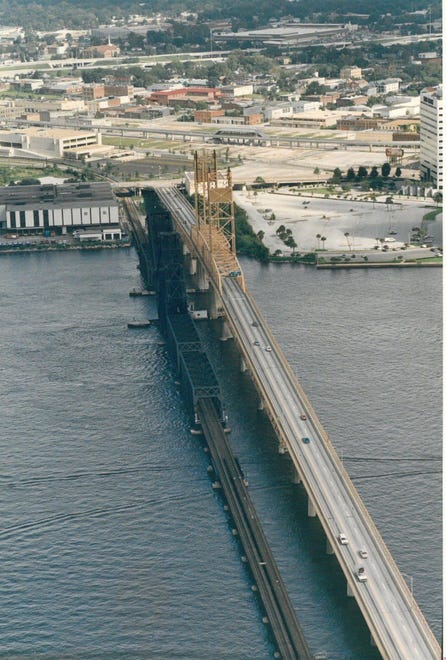 1988: Vehicles cross the Acosta Bridge.